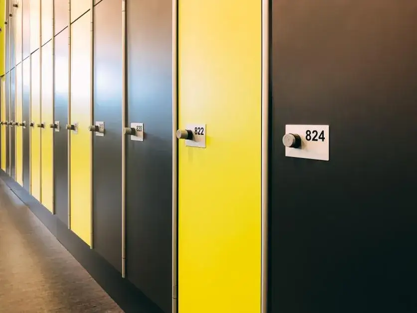 Kto może otworzyć szafkę pracownika? Poznaj swoje prawa i zasady