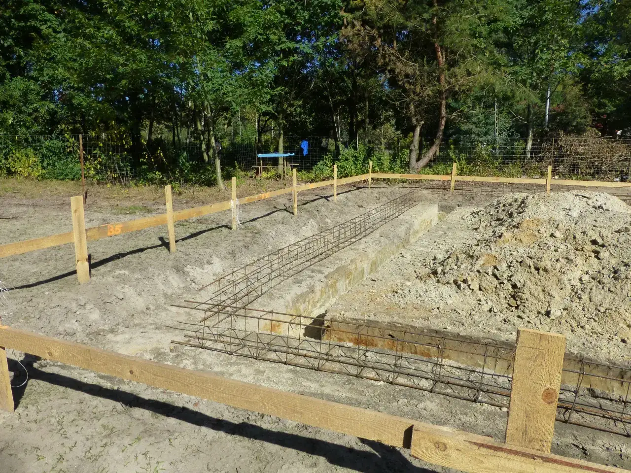 Na placu budowy widać zbrojenie fundamentów i drewniane szalunki. Czekamy, aż fundamenty schną, by móc kontynuować budowę.