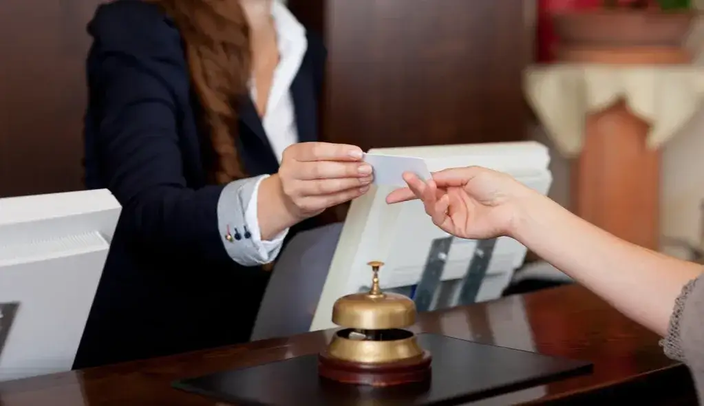 Jak liczyć noclegi w hotelu, aby uniknąć dodatkowych kosztów?