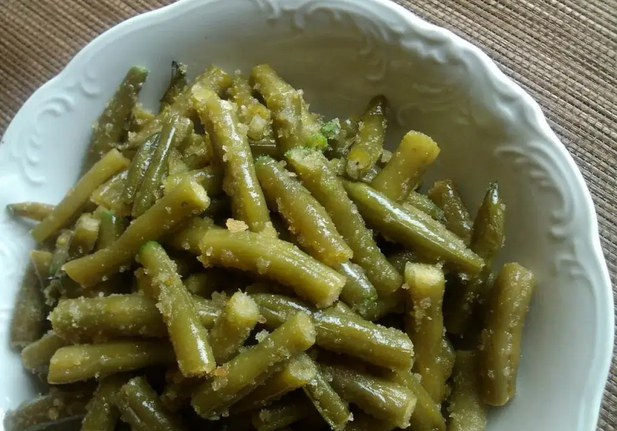 Fasolka szparagowa mrożona jak przyrządzić? Oto pyszny, gotowy sposób na zieloną fasolkę z bułką tartą i masłem.