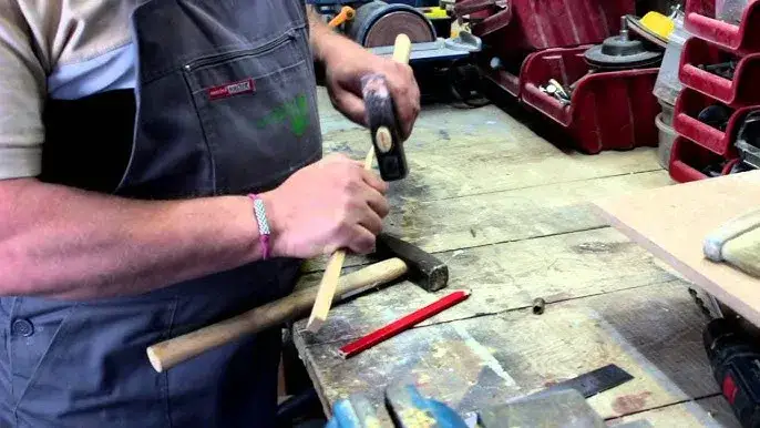 Jak naprawić młotek? Skuteczne sposoby ratowania zużytego narzędzia