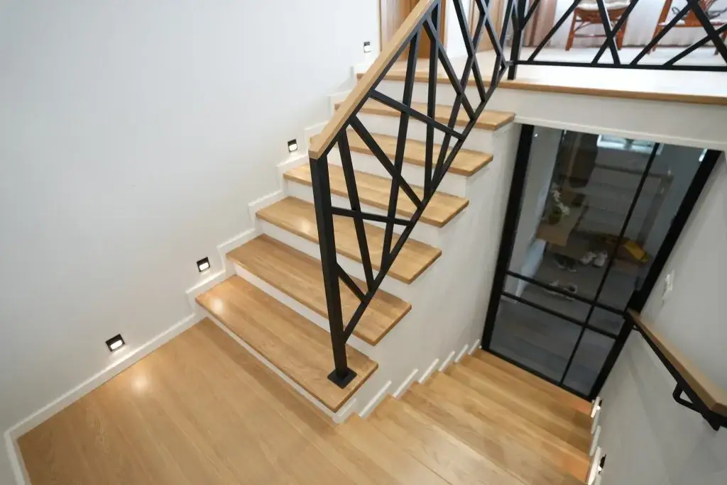 Schody dąb bielony: Elegancja i funkcjonalność w Twoim domu