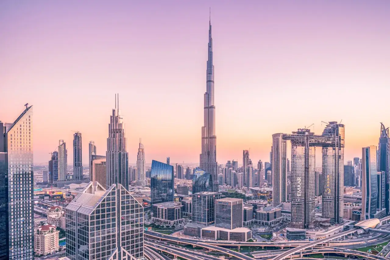 Panorama Dubaju o zachodzie słońca z Burdż Chalifą. Marzysz o zwiedzaniu? Sprawdź burdż chalifa bilety!