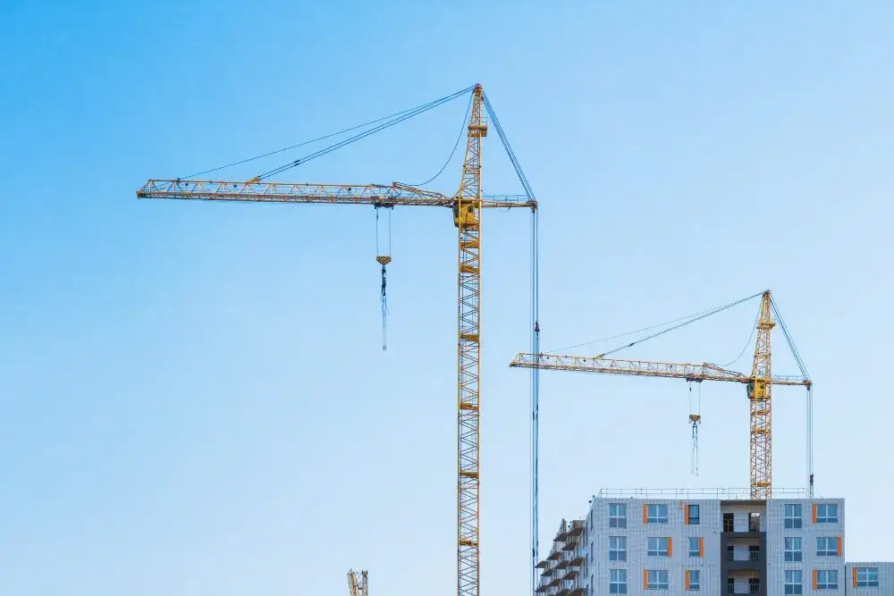 Jak wygląda dźwig? Budowa, typy i kluczowe elementy