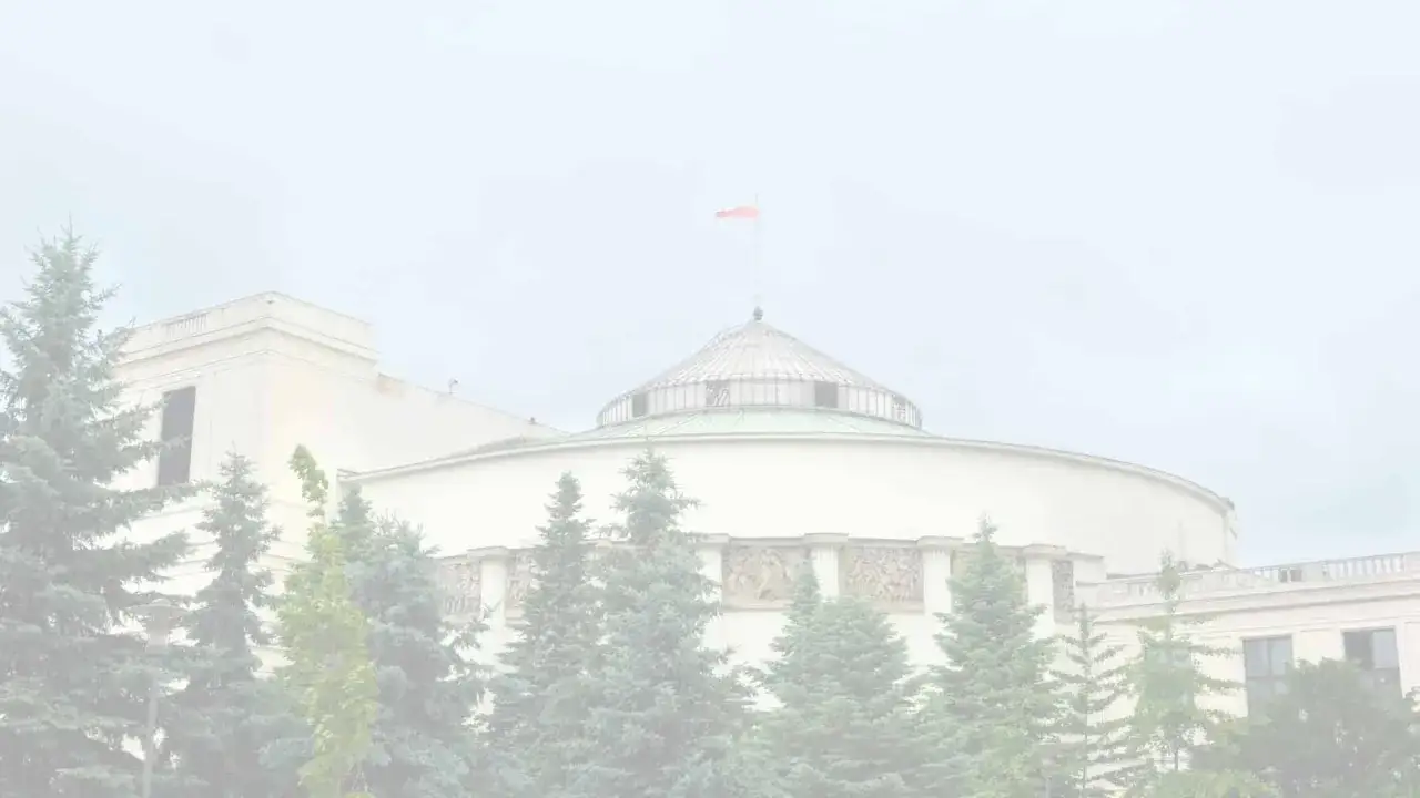 Budynek Sejmu RP, gdzie uchwalany jest akt prawny mający moc ustawy. W tle polska flaga.