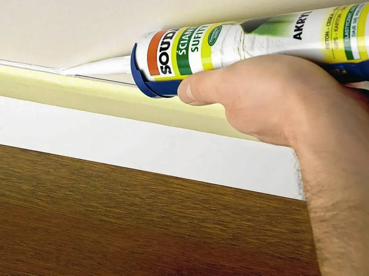 Listwy przypodłogowe: Akryl czy silikon? Ostateczny werdykt