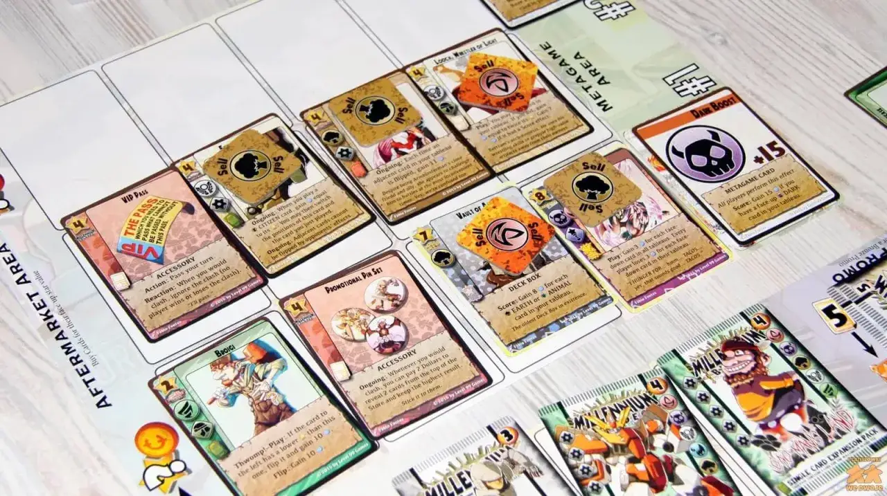 Karty z gry daw mag millenium leżą na planszy. Widać karty akcesoriów, metagame i inne.