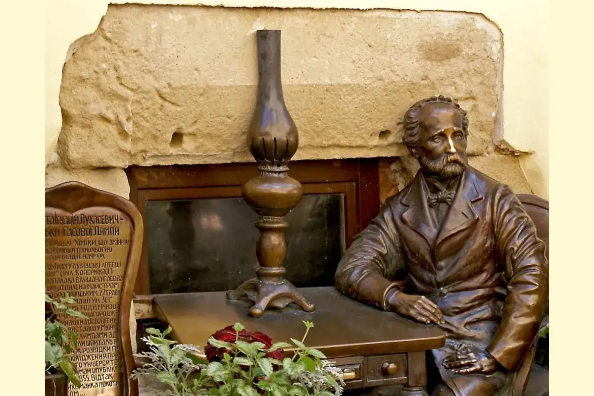 Kiedy powstała lampa naftowa? Odkryj jej wpływ na świat i historię