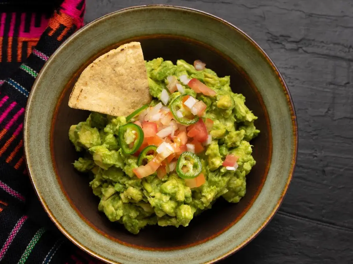 Guacamole: Prosty przepis, triki na przechowywanie i podawanie.