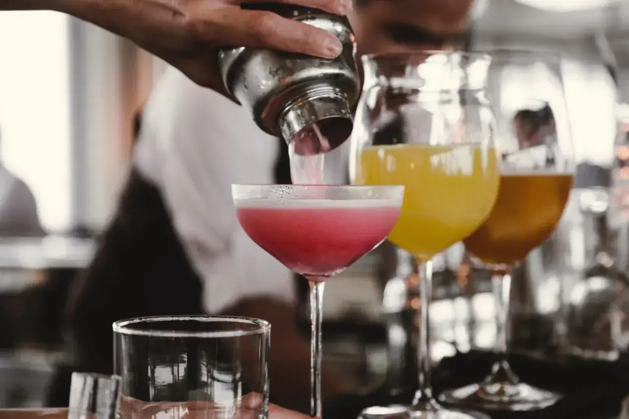 Ile zarabia barman w Kanadzie? Zaskakujące fakty o wynagrodzeniach