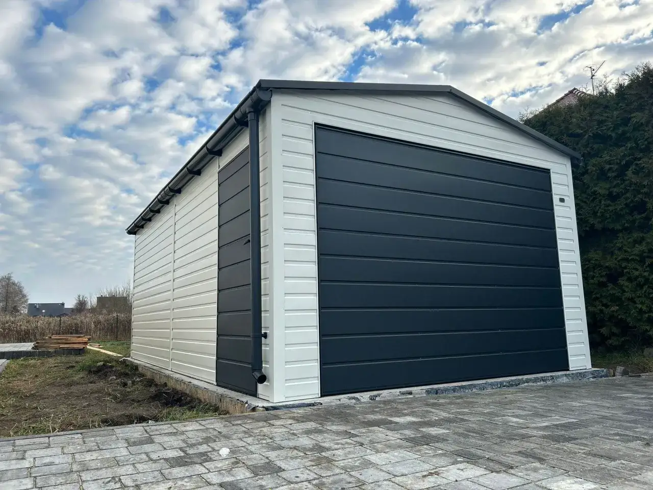 Ile trwa montaż garażu blaszanego i jak uniknąć niepotrzebnych opóźnień