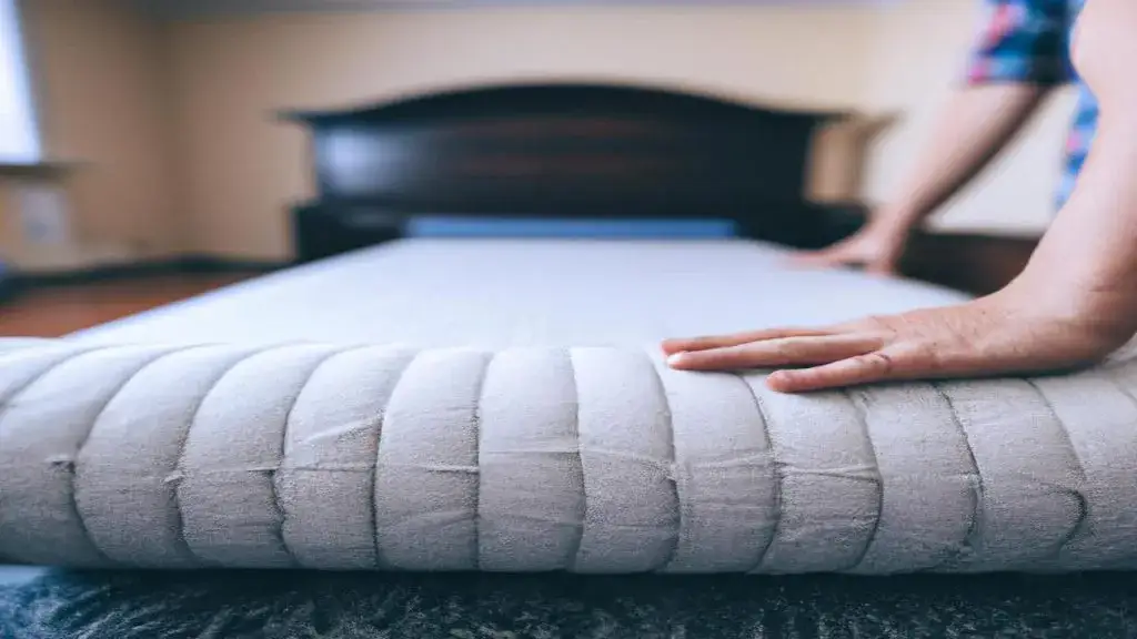 Jak zwinąć materac bez uszkodzeń? Sprawdzone sposoby i porady
