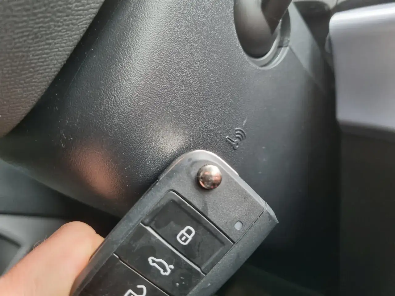 Jak naładować kluczyk BMW E90 i uniknąć problemów z baterią