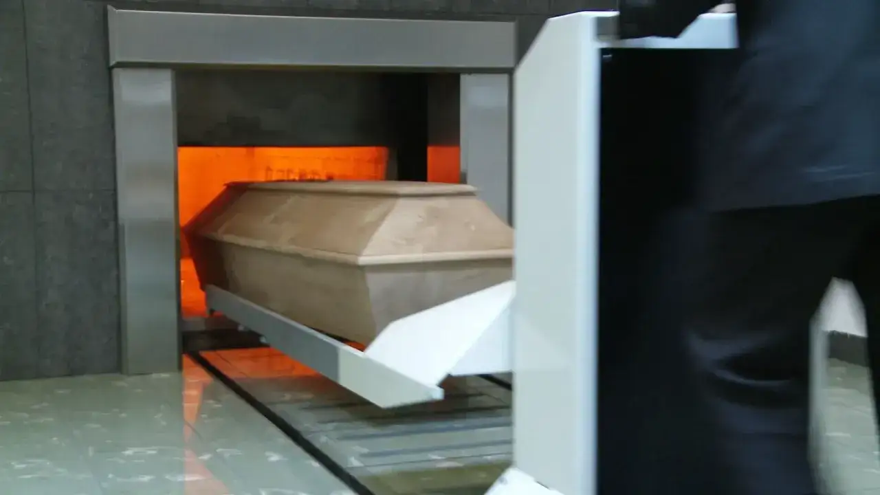 Co to kremacja? Proces, koszty 2026, prawo i religie przewodnik