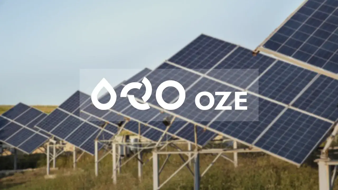 Panele fotowoltaiczne na tle nieba. Logo OZE BGK.