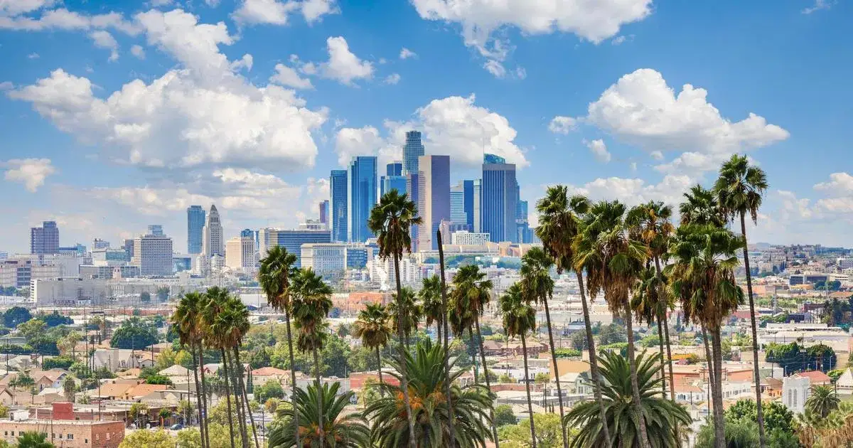 Ile trwa lot z Warszawy do Los Angeles? Średni czas przelotu i wskazówki na podstawie faktycznych lotów