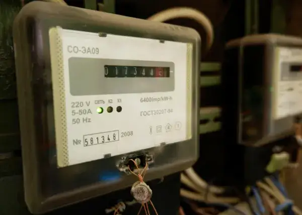 Ile kosztuje podłączenie prądu? Uniknij ukrytych kosztów!