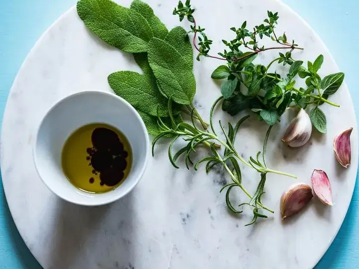 Olej czy oliwa do smażenia: co wybrać, aby uniknąć dymienia?