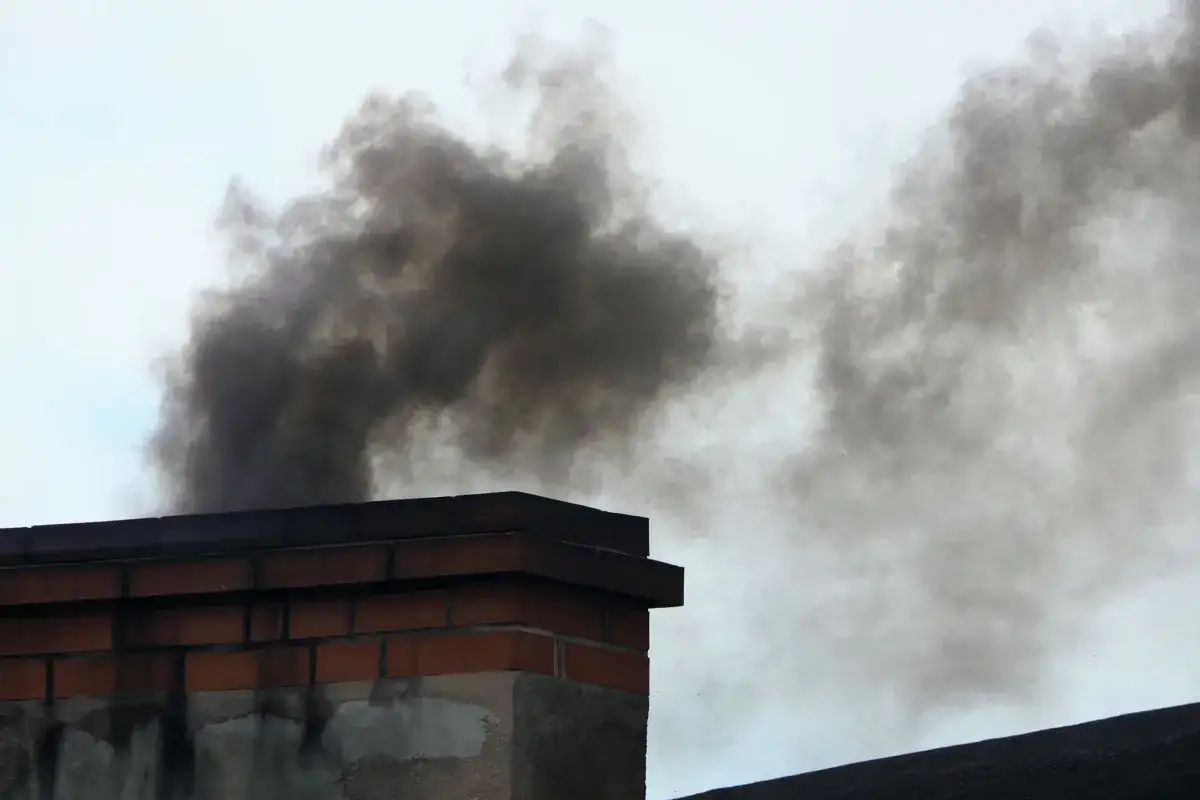 Smog z komina: Gdzie i jak skutecznie zgłosić palenie śmieciami?