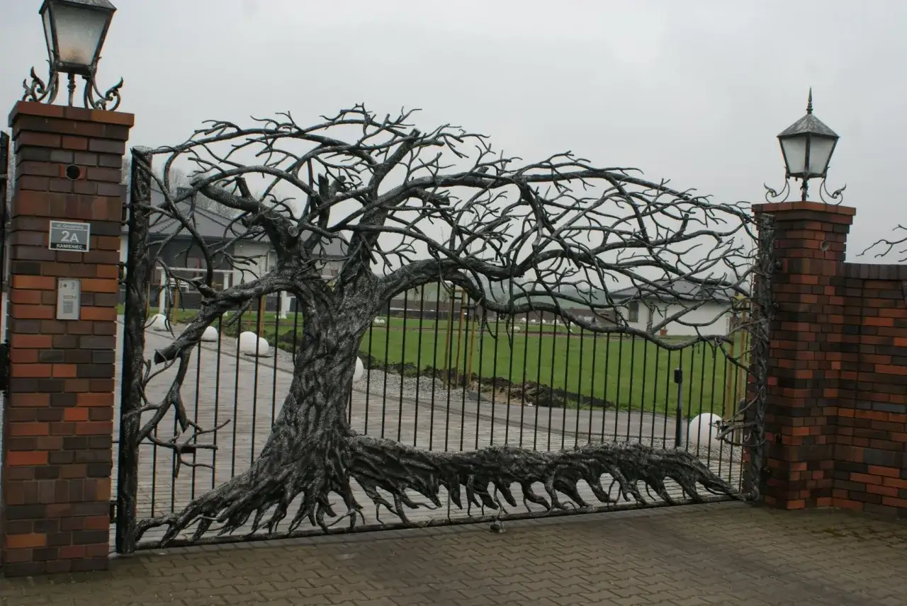 Imponująca brama kuta z misternymi wzorami drzewa z korzeniami.