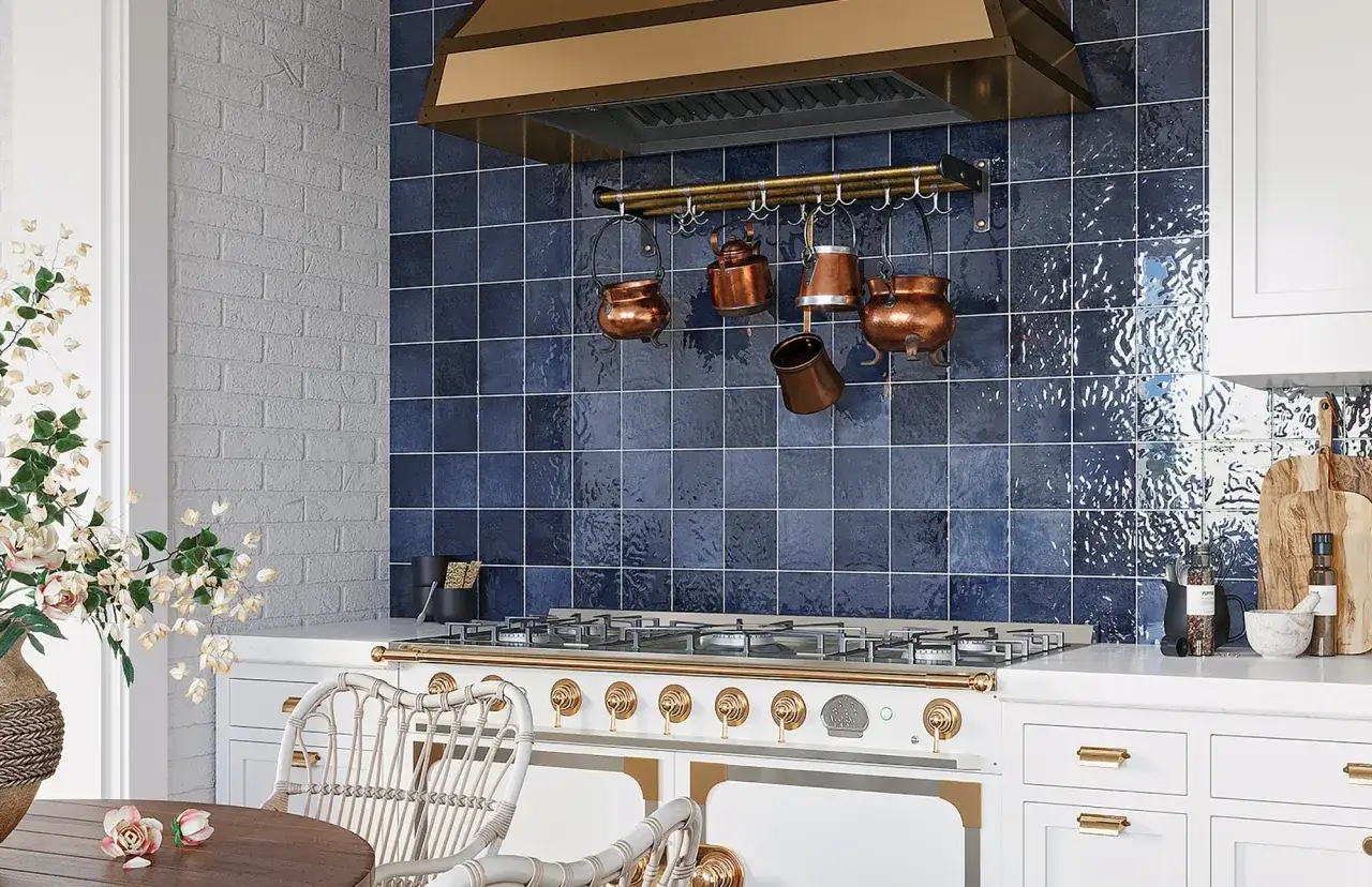 Co na ścianę w kuchni między meblami? Odkryj najlepsze pomysły