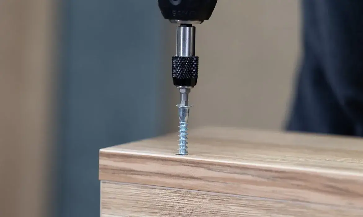 Konfirmaty czy kołki - które łączenie meblowe jest lepsze dla Ciebie?