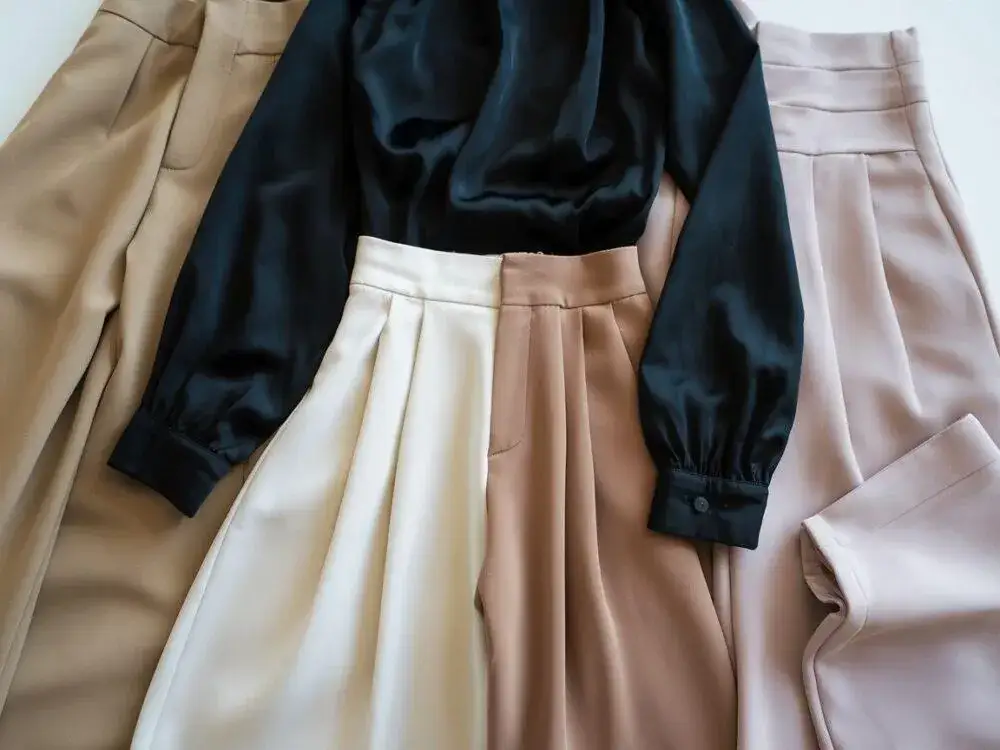 Jakie spodnie do czarnej bluzy? Odkryj idealne stylizacje na każdą okazję