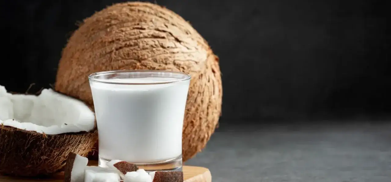 Czy mleko kokosowe jest dietetyczne? Sprawdź jego właściwości i kalorie