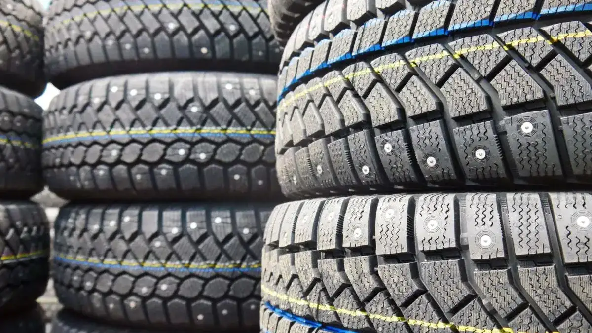 Opony zimowe: jak długo? Wiek, bieżnik, przepisy i Twoje bezpieczeństwo