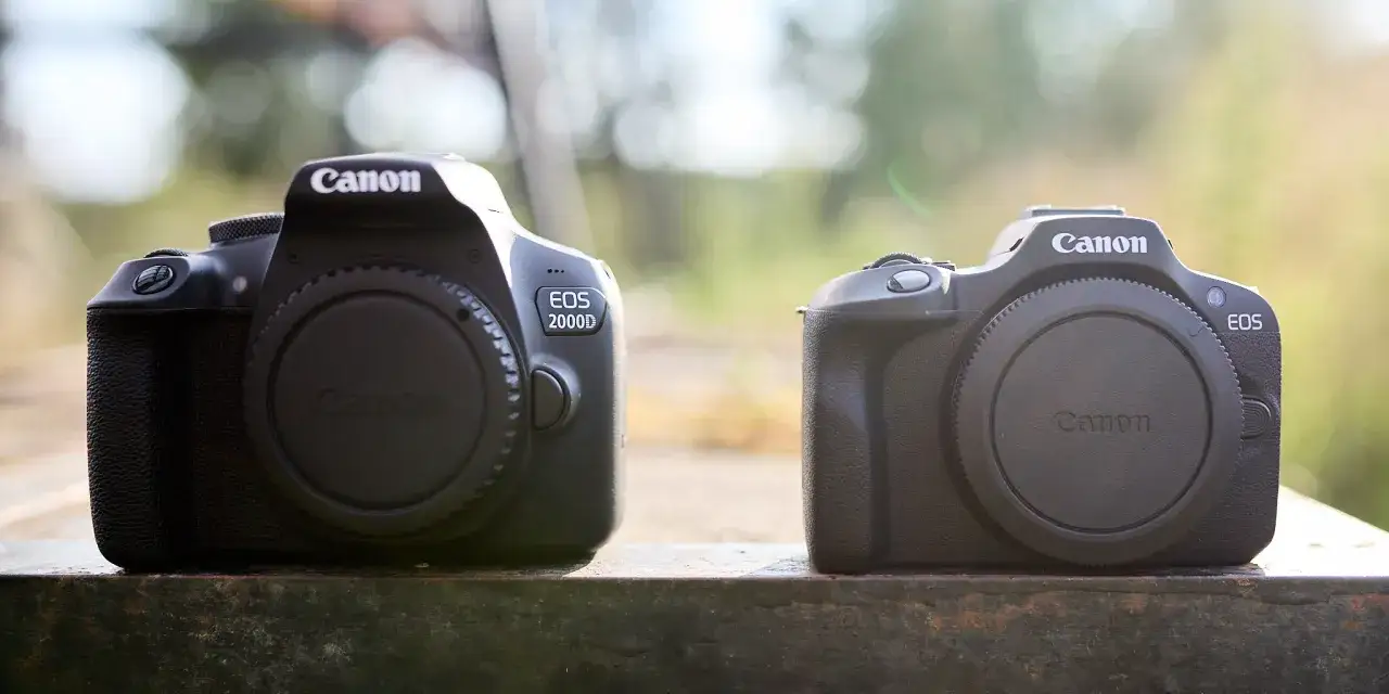 Dwa aparaty Canon EOS 2000D stoją obok siebie. Wady i zalety tego modelu są kluczowe dla początkujących fotografów.