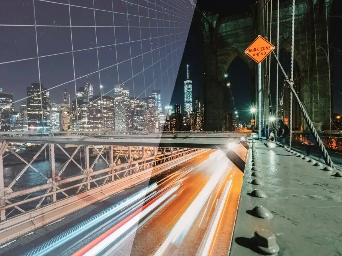 Nocny Nowy Jork z widokiem na Brooklyn Bridge. Efekt 3d lut dodaje głębi miejskiemu krajobrazowi, podkreślając światła samochodów i budynków.