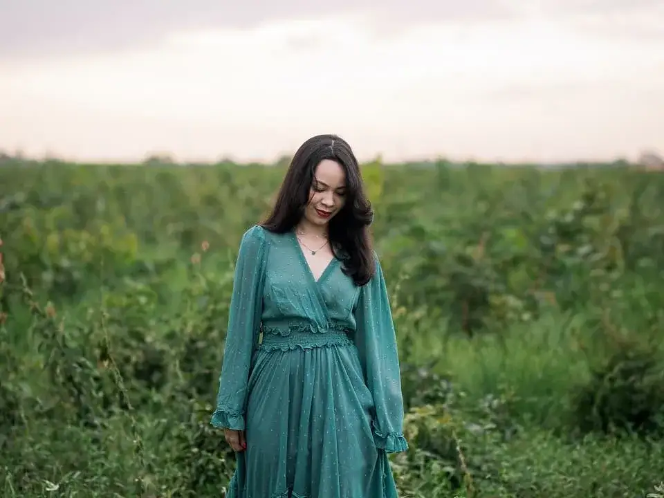 Jaka biżuteria do zielonej sukienki na wesele? 8 porad stylisty