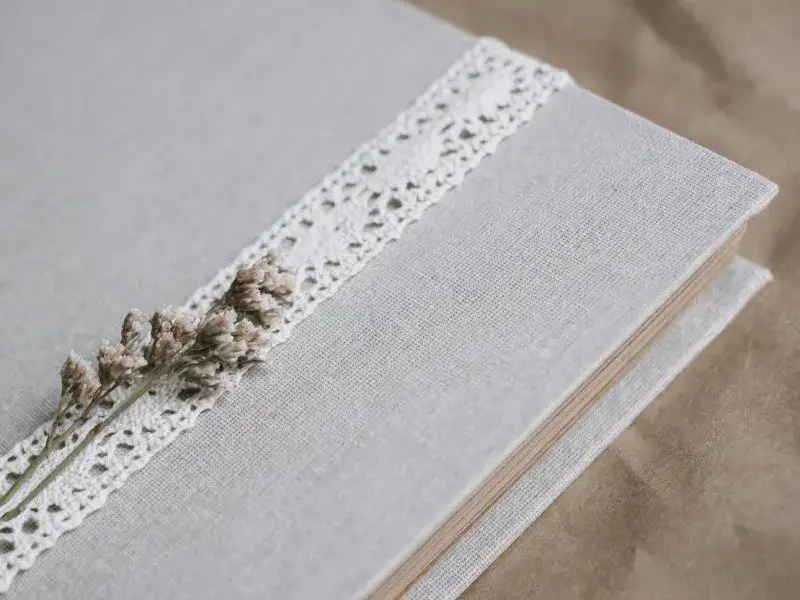 Jaką książkę podarować na ślub? Oto najlepsze propozycje na prezent