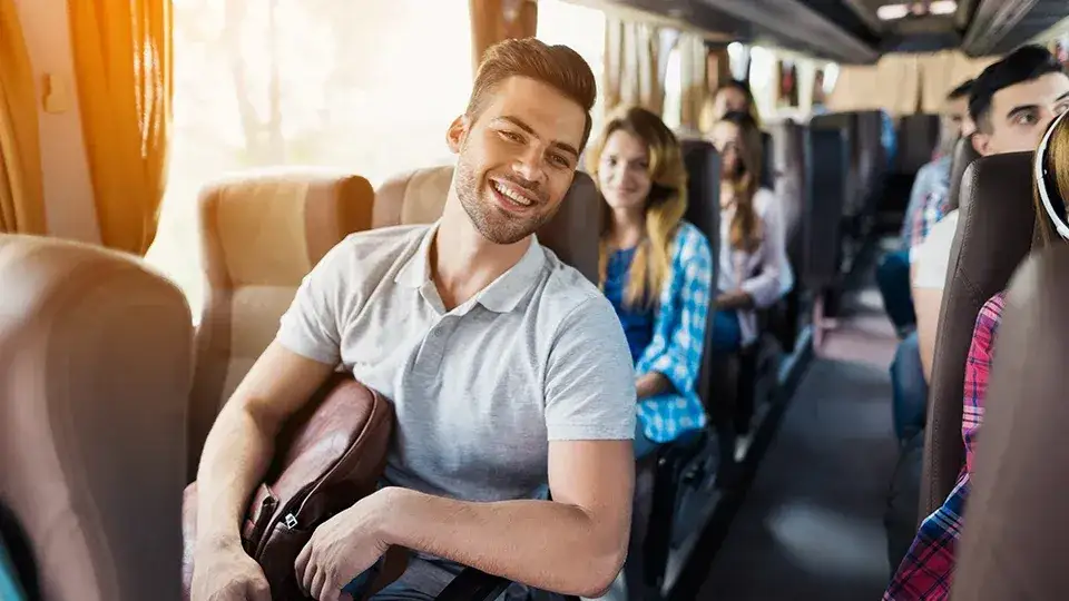 Ile kosztuje wynajem autokaru na 1 dzień? Sprawdź ceny i czynniki wpływające na koszt