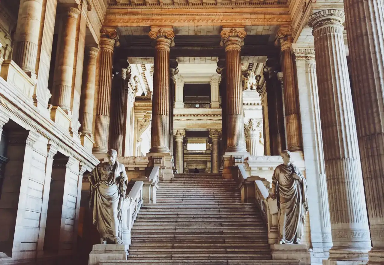 Jak zwracać się do sądu na rozprawie, aby uniknąć nieporozumień