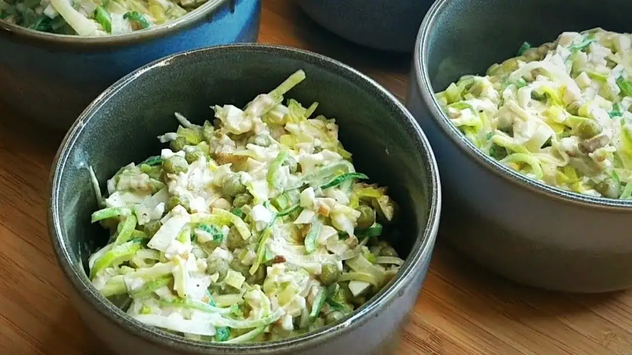 Czy pora do sałatki należy sparzyć, aby poprawić smak i teksturę?