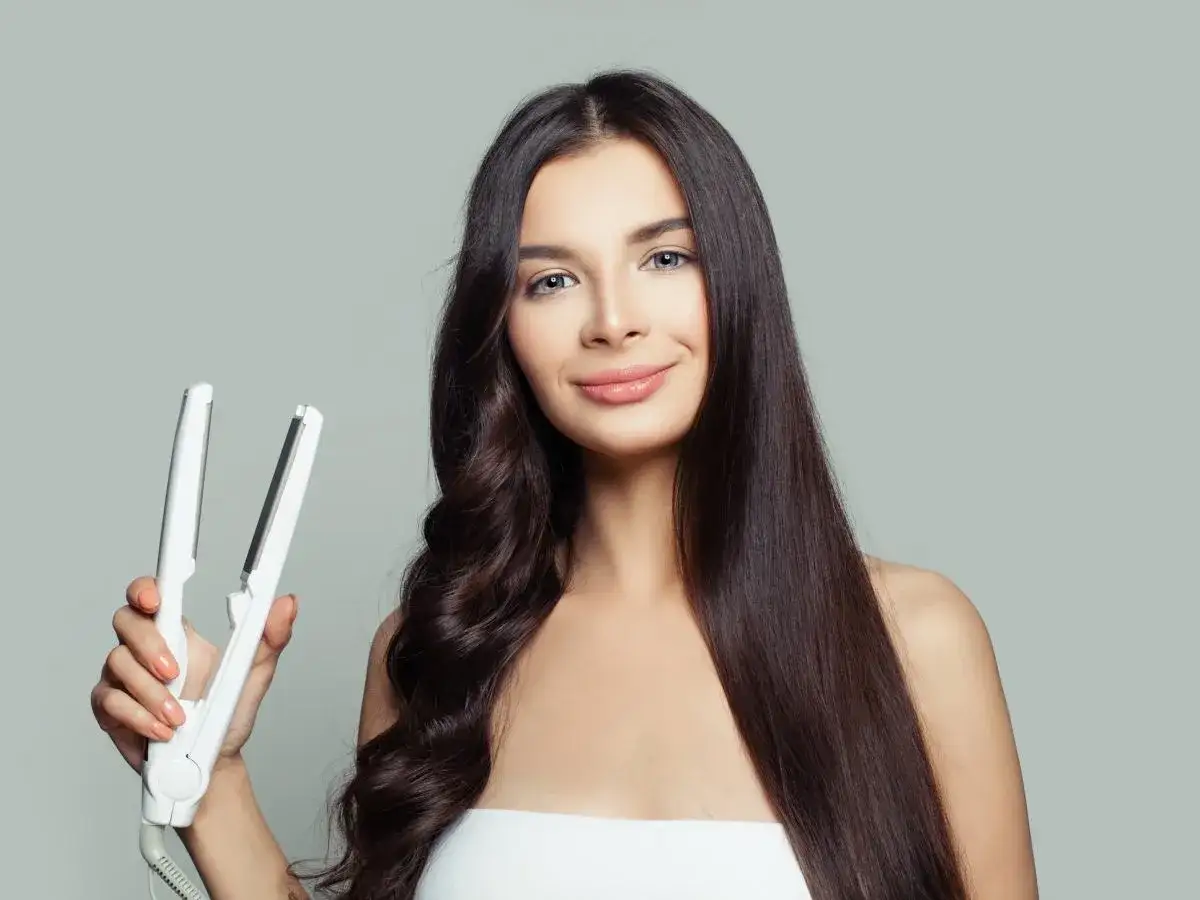 Jak kręcić włosy prostownicą? Opanuj idealne loki!