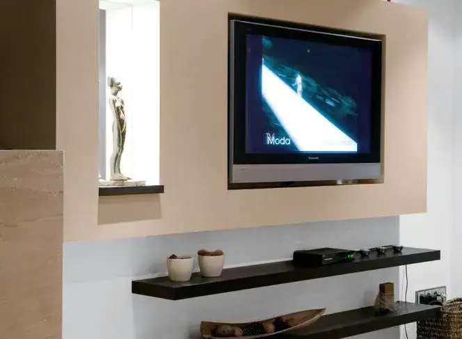 Jak skutecznie ukryć kable telewizora na ścianie i poprawić wystrój