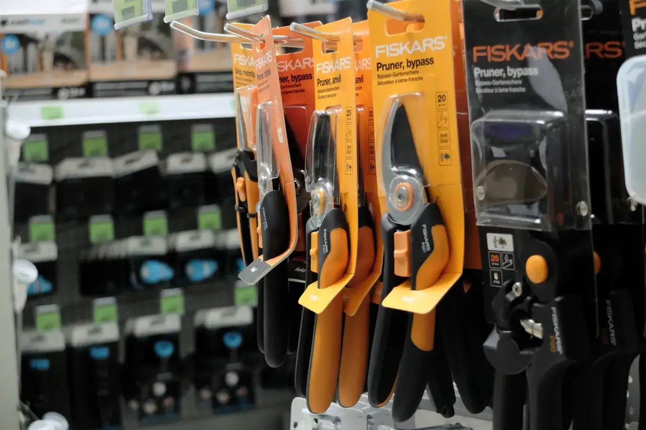 Łopata Cellfast czy Fiskars - która jest lepsza do ogrodu?