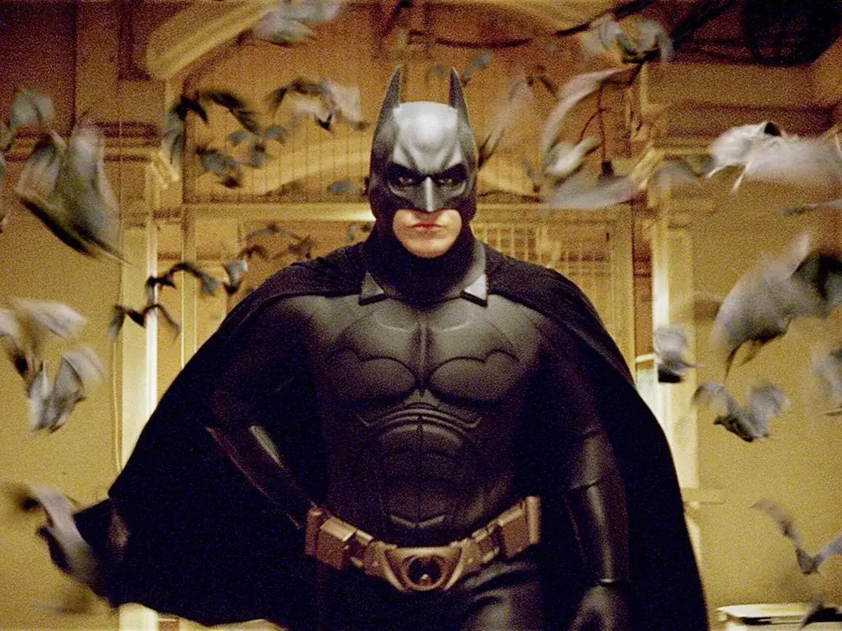 Christian Bale jako Batman, otoczony przez stado nietoperzy. To on wcielił się w mrocznego rycerza w filmie "Mroczny Rycerz".