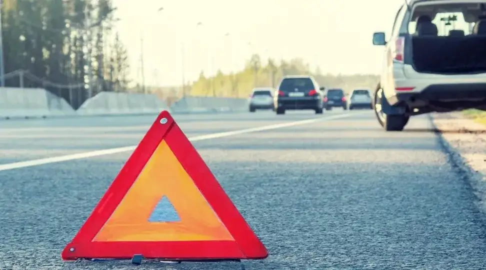 Holowanie na autostradzie: czy wolno? Przepisy, mandaty i bezpieczeństwo