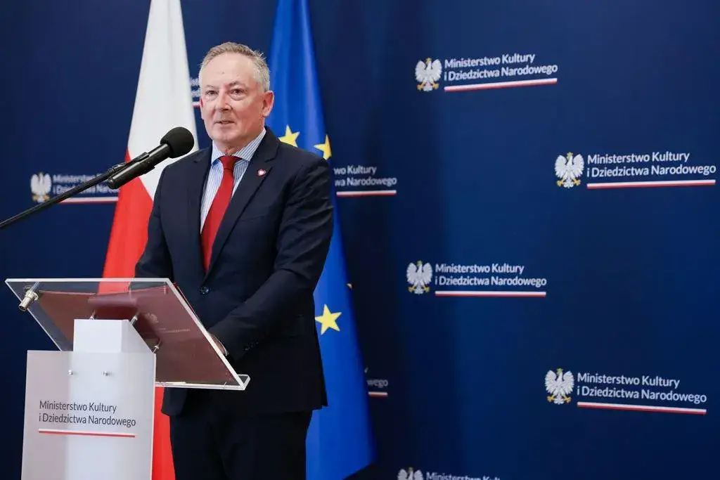 Kto jest ministrem kultury w Polsce? Poznaj jego rolę i tło