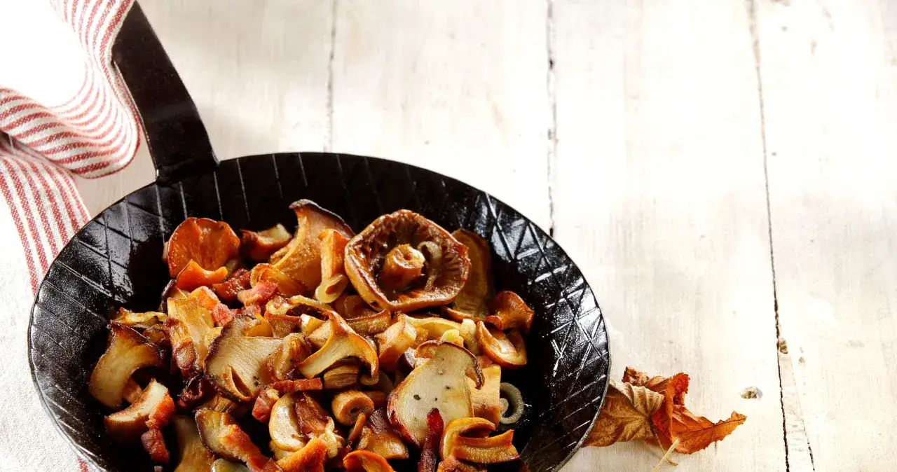 Poznaj dobór przypraw do sosu grzybowego - porady i wskazówki kucharza