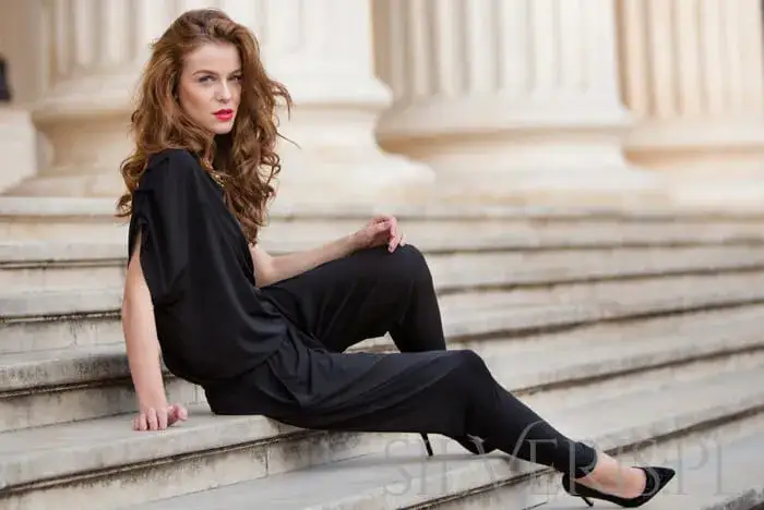 Czarny kombinezon: Stylizuj go jak ekspertka! Porady i triki