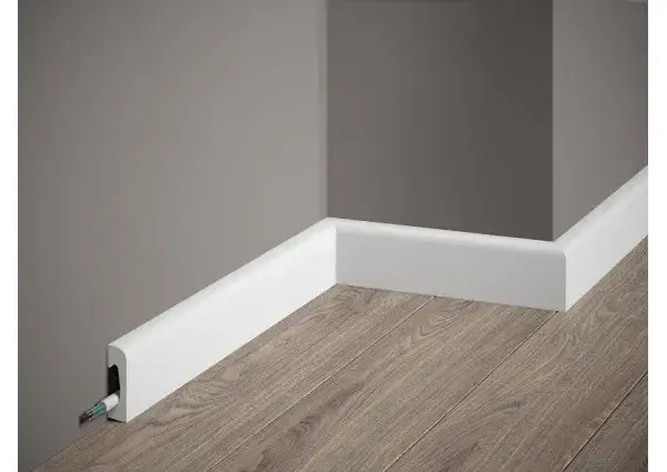 Białe listwy przypodłogowe czy w kolorze podłogi - co wybrać?