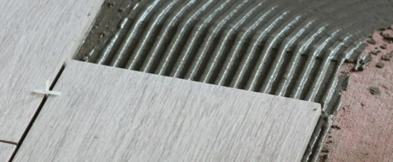 Jaki klej do gresu wybrać, aby uniknąć problemów z instalacją?