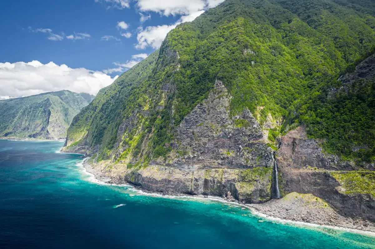 Gdzie leży wyspa Madera i dlaczego warto ją odwiedzić?