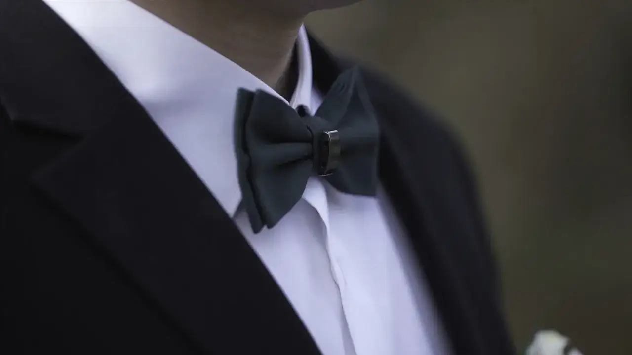 Biała koszula z kołnierzykiem: to must-have czy przereklamowana?