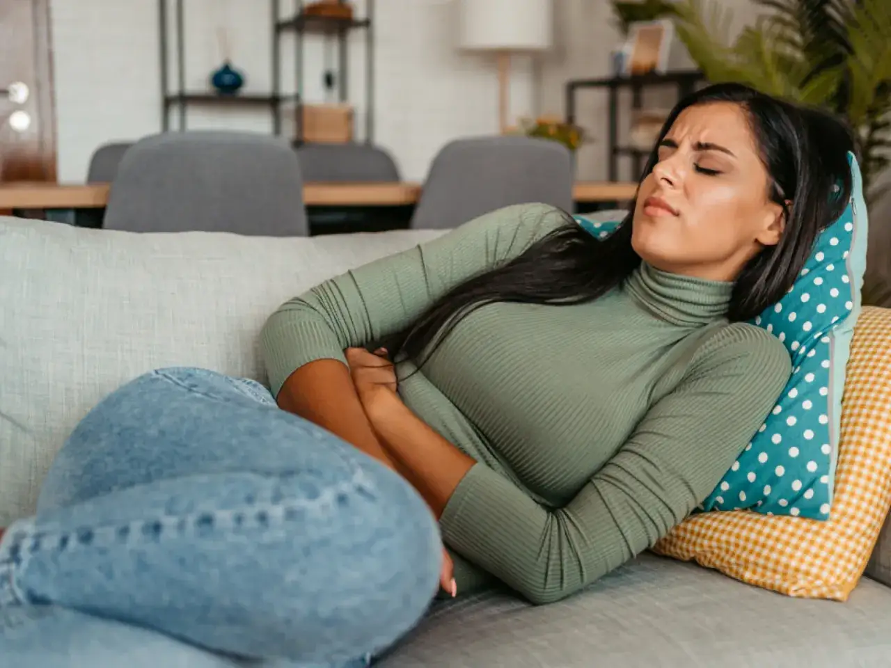 Okres bez bólu? Skuteczne sposoby na ból brzucha i kiedy do lekarza