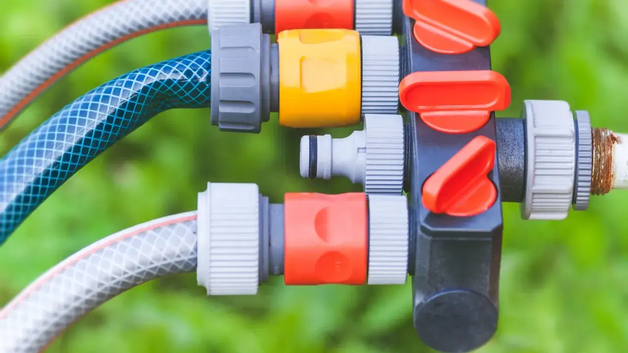Połączenie węży ogrodowych z rozdzielaczem i zaworami.
